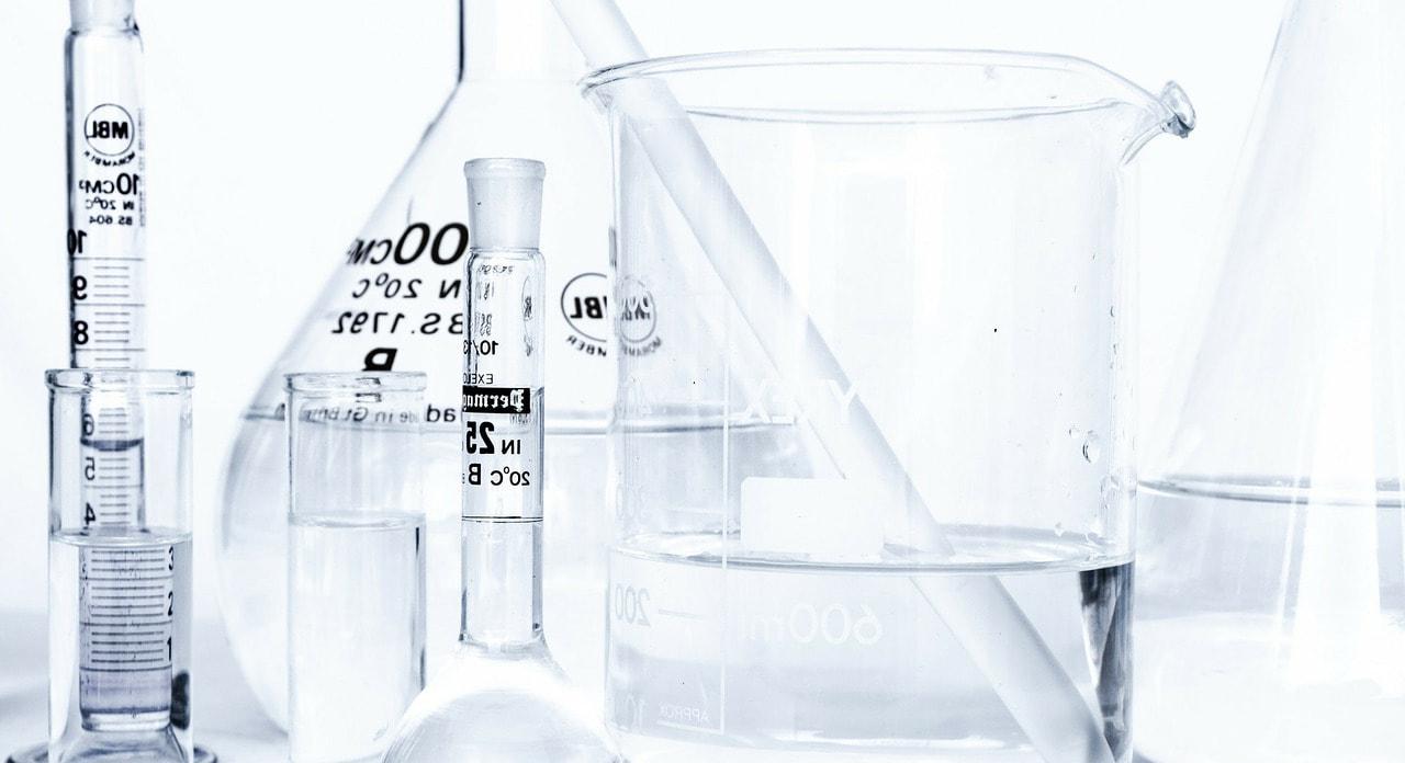 化学设备(小瓶、烧杯、其他玻璃容器)照片