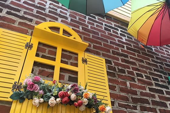 匹兹堡一家咖啡馆的照片，有彩虹伞和亮黄色的窗户