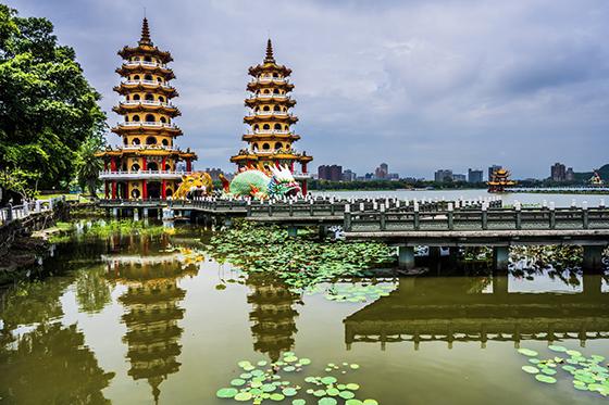 龙虎塔的照片, 位于左营区莲花湖的一座寺庙, 高雄, 台湾